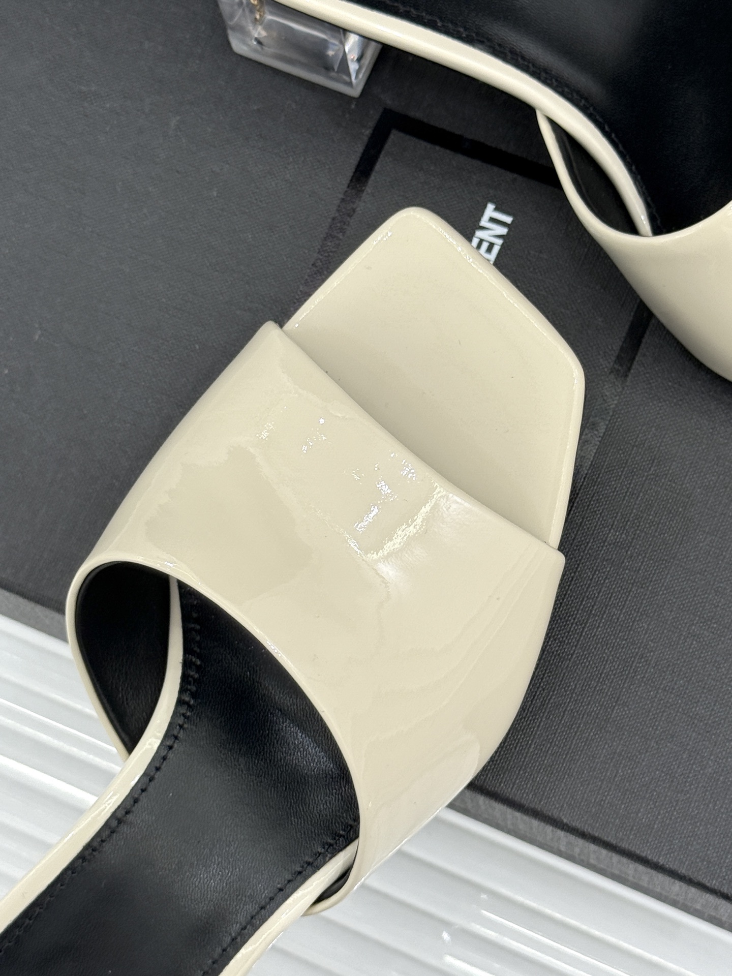 Saint Laurent /圣罗兰26WF新品一字带透明跟方头粗跟拖鞋方头廓形利落又高级透明粗跟稳当显