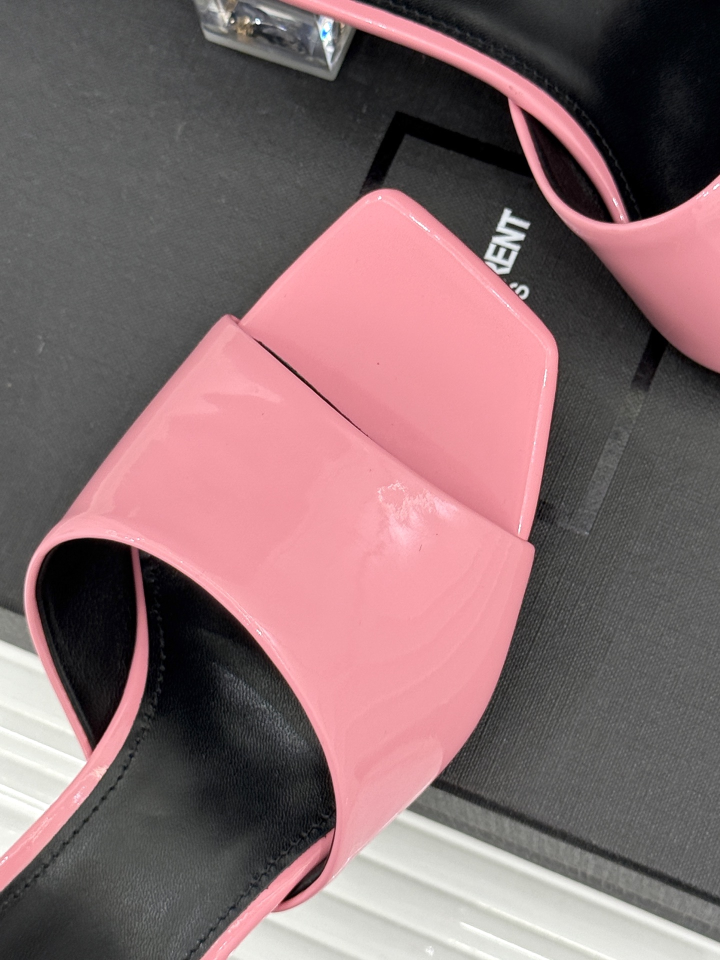 Saint Laurent /圣罗兰26WF新品一字带透明跟方头粗跟拖鞋方头廓形利落又高级透明粗跟稳当显