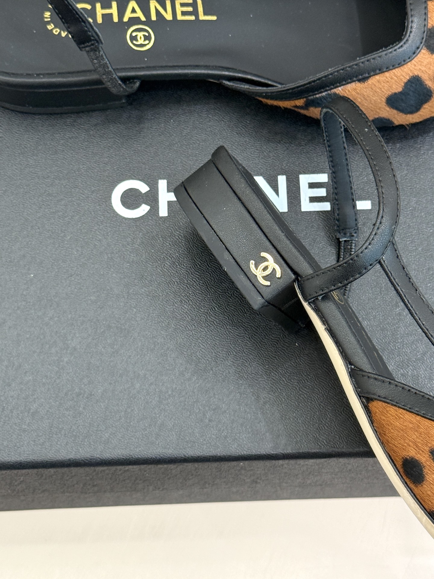 厂价CHANE* ｜小香26P拼色尖头平底凉鞋 将经典优雅与现代美学完美融合。极简利落尖头修饰脚型平底软