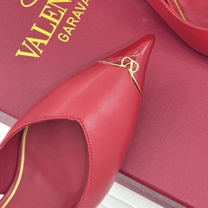 Valentino/华伦天奴26WF新品尖头猫跟后空凉鞋尖头线条勾勒足间精致轮廓小V金标点睛鞋头小猫跟稳 Valentino/华伦天奴26WF新品尖头猫跟后空凉鞋尖头线条勾勒足间精致轮廓小V金标点睛鞋头小猫跟稳
