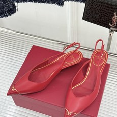 Valentino/华伦天奴26WF新品尖头猫跟后空凉鞋尖头线条勾勒足间精致轮廓小V金标点睛鞋头小猫跟稳 Valentino/华伦天奴26WF新品尖头猫跟后空凉鞋尖头线条勾勒足间精致轮廓小V金标点睛鞋头小猫跟稳