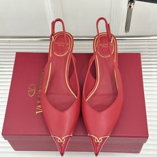 Valentino/华伦天奴26WF新品尖头猫跟后空凉鞋尖头线条勾勒足间精致轮廓小V金标点睛鞋头小猫跟稳 Valentino/华伦天奴26WF新品尖头猫跟后空凉鞋尖头线条勾勒足间精致轮廓小V金标点睛鞋头小猫跟稳