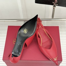 Valentino/华伦天奴26WF新品尖头猫跟后空凉鞋尖头线条勾勒足间精致轮廓小V金标点睛鞋头小猫跟稳 Valentino/华伦天奴26WF新品尖头猫跟后空凉鞋尖头线条勾勒足间精致轮廓小V金标点睛鞋头小猫跟稳