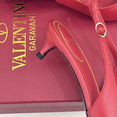 Valentino/华伦天奴26WF新品尖头猫跟后空凉鞋尖头线条勾勒足间精致轮廓小V金标点睛鞋头小猫跟稳 Valentino/华伦天奴26WF新品尖头猫跟后空凉鞋尖头线条勾勒足间精致轮廓小V金标点睛鞋头小猫跟稳