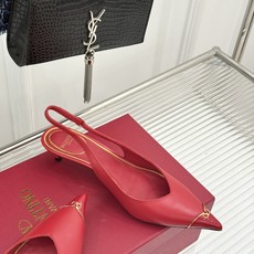 Valentino/华伦天奴26WF新品尖头猫跟后空凉鞋尖头线条勾勒足间精致轮廓小V金标点睛鞋头小猫跟稳 Valentino/华伦天奴26WF新品尖头猫跟后空凉鞋尖头线条勾勒足间精致轮廓小V金标点睛鞋头小猫跟稳