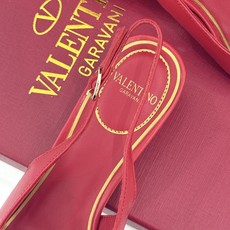 Valentino/华伦天奴26WF新品尖头猫跟后空凉鞋尖头线条勾勒足间精致轮廓小V金标点睛鞋头小猫跟稳 Valentino/华伦天奴26WF新品尖头猫跟后空凉鞋尖头线条勾勒足间精致轮廓小V金标点睛鞋头小猫跟稳