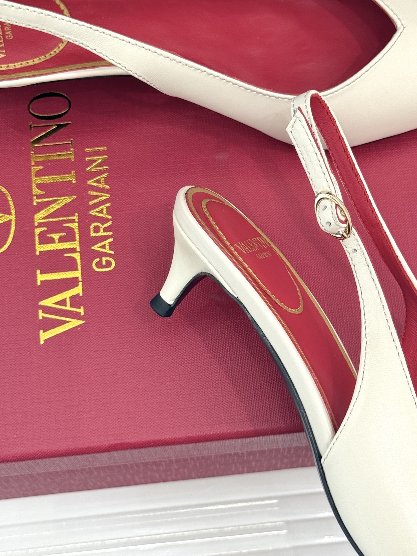 Valentino/华伦天奴26WF新品尖头猫跟后空凉鞋尖头线条勾勒足间精致轮廓小V金标点睛鞋头小猫跟稳