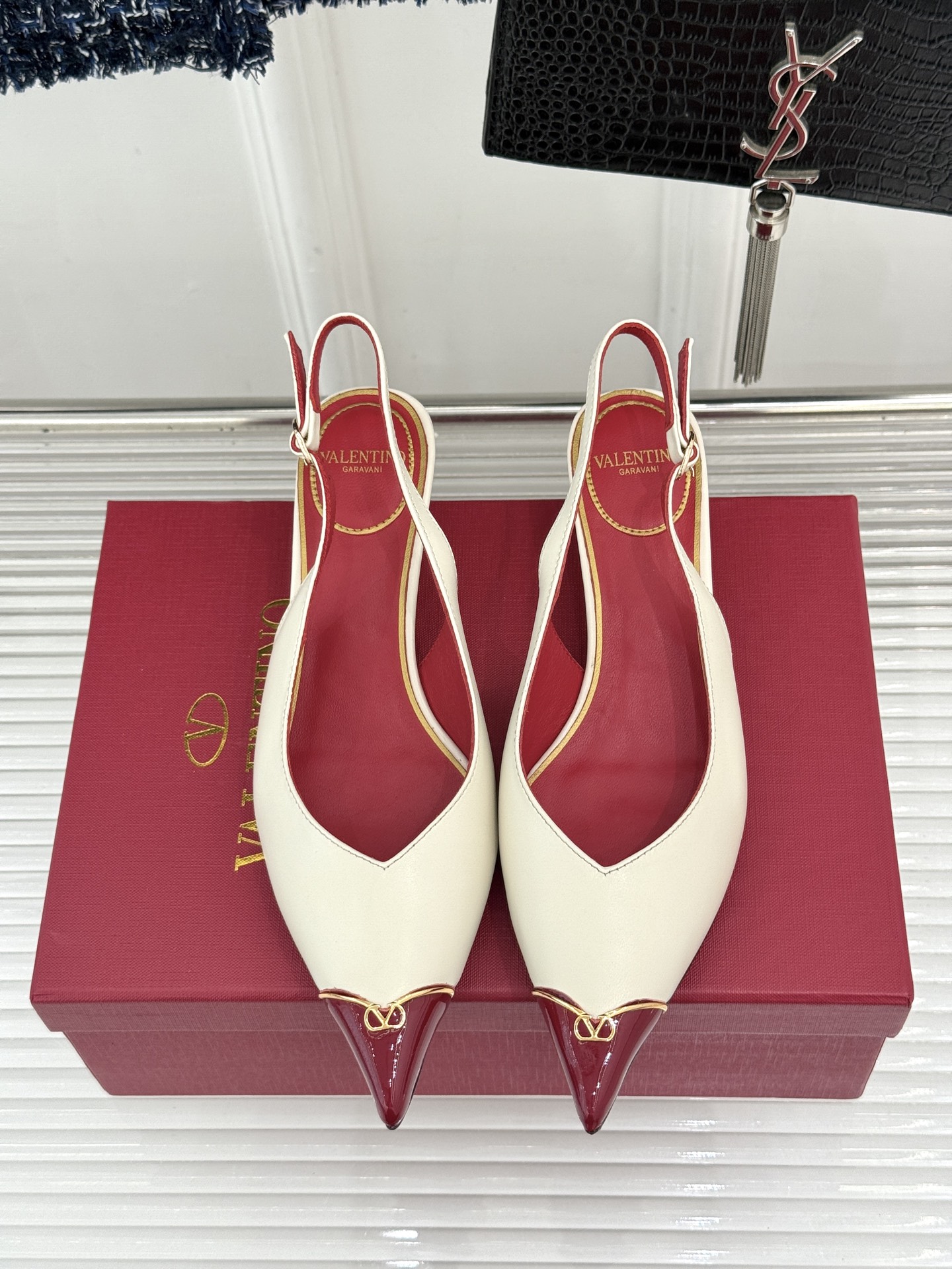 Valentino/华伦天奴26WF新品尖头猫跟后空凉鞋尖头线条勾勒足间精致轮廓小V金标点睛鞋头小猫跟稳
