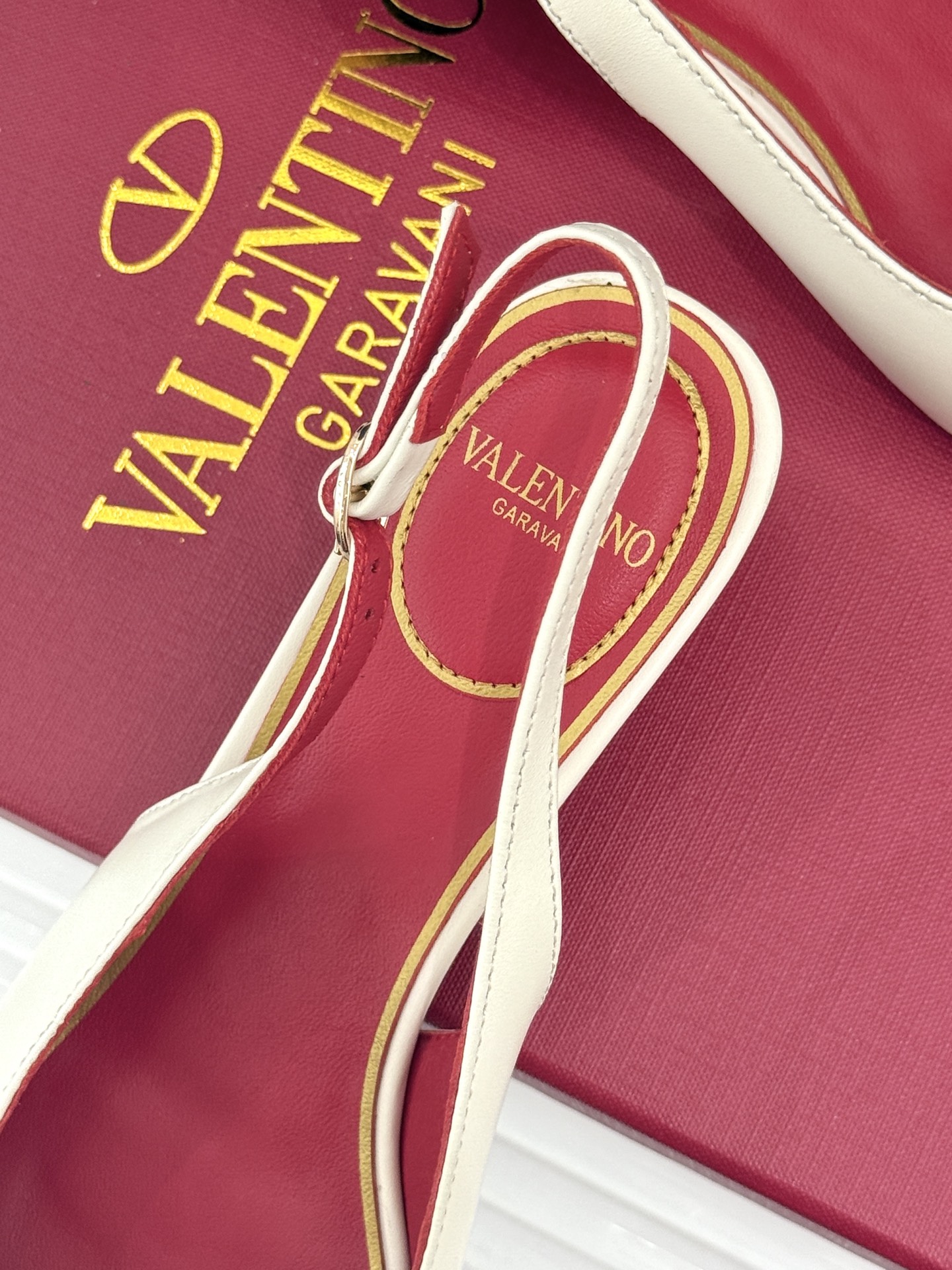 Valentino/华伦天奴26WF新品尖头猫跟后空凉鞋尖头线条勾勒足间精致轮廓小V金标点睛鞋头小猫跟稳