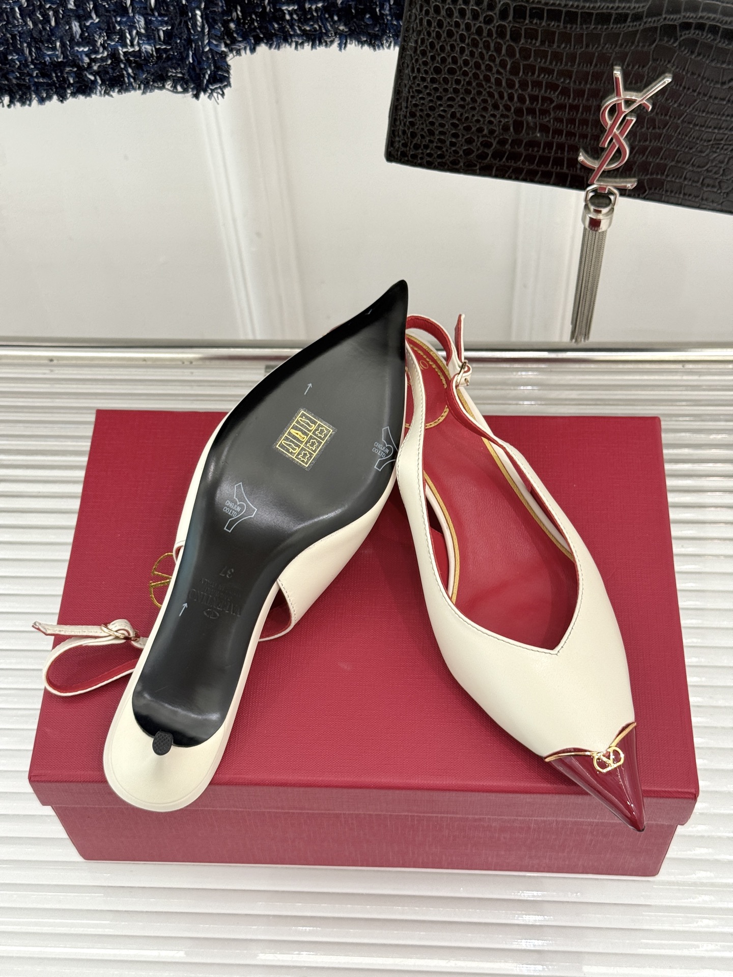 Valentino/华伦天奴26WF新品尖头猫跟后空凉鞋尖头线条勾勒足间精致轮廓小V金标点睛鞋头小猫跟稳