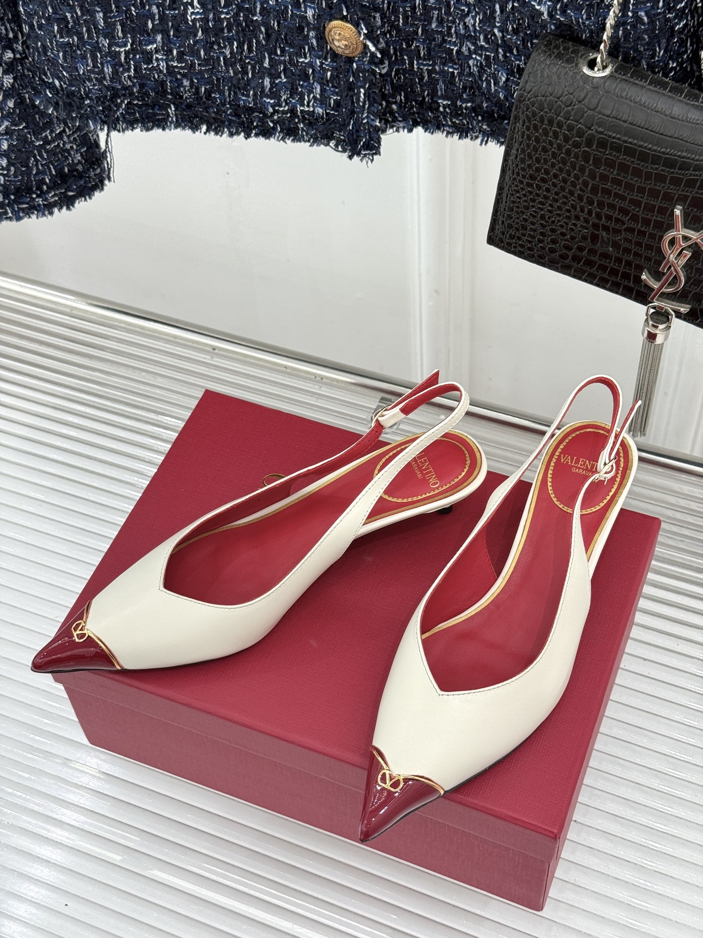 Valentino/华伦天奴26WF新品尖头猫跟后空凉鞋尖头线条勾勒足间精致轮廓小V金标点睛鞋头小猫跟稳