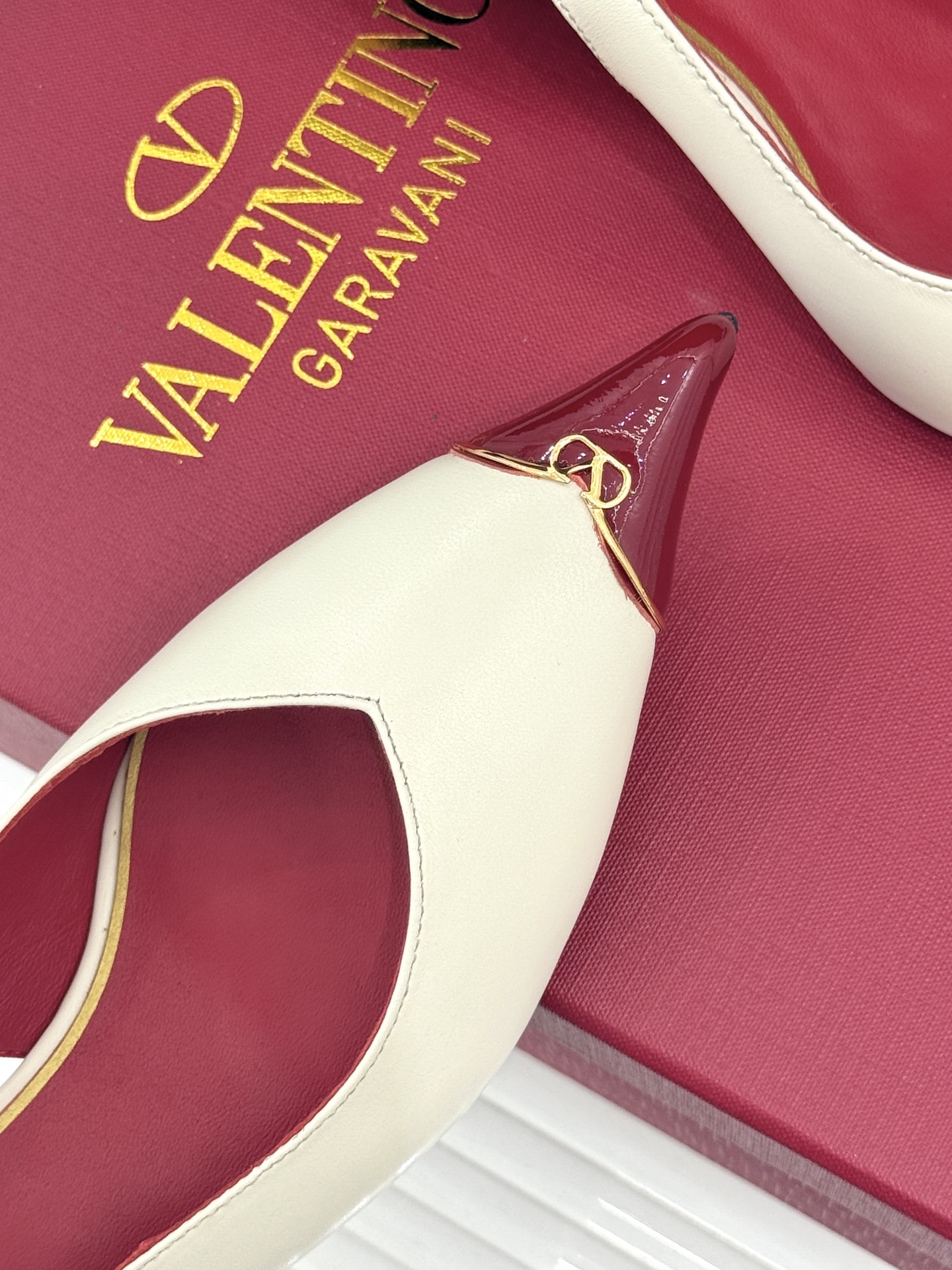 Valentino/华伦天奴26WF新品尖头猫跟后空凉鞋尖头线条勾勒足间精致轮廓小V金标点睛鞋头小猫跟稳