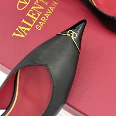 Valentino/华伦天奴26WF新品尖头猫跟后空凉鞋尖头线条勾勒足间精致轮廓小V金标点睛鞋头小猫跟稳 Valentino/华伦天奴26WF新品尖头猫跟后空凉鞋尖头线条勾勒足间精致轮廓小V金标点睛鞋头小猫跟稳