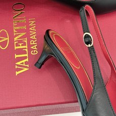 Valentino/华伦天奴26WF新品尖头猫跟后空凉鞋尖头线条勾勒足间精致轮廓小V金标点睛鞋头小猫跟稳 Valentino/华伦天奴26WF新品尖头猫跟后空凉鞋尖头线条勾勒足间精致轮廓小V金标点睛鞋头小猫跟稳