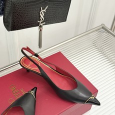 Valentino/华伦天奴26WF新品尖头猫跟后空凉鞋尖头线条勾勒足间精致轮廓小V金标点睛鞋头小猫跟稳 Valentino/华伦天奴26WF新品尖头猫跟后空凉鞋尖头线条勾勒足间精致轮廓小V金标点睛鞋头小猫跟稳