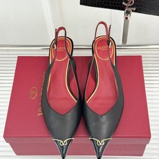 Valentino/华伦天奴26WF新品尖头猫跟后空凉鞋尖头线条勾勒足间精致轮廓小V金标点睛鞋头小猫跟稳 Valentino/华伦天奴26WF新品尖头猫跟后空凉鞋尖头线条勾勒足间精致轮廓小V金标点睛鞋头小猫跟稳