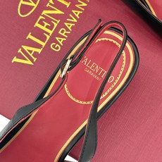 Valentino/华伦天奴26WF新品尖头猫跟后空凉鞋尖头线条勾勒足间精致轮廓小V金标点睛鞋头小猫跟稳 Valentino/华伦天奴26WF新品尖头猫跟后空凉鞋尖头线条勾勒足间精致轮廓小V金标点睛鞋头小猫跟稳