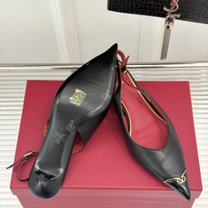 Valentino/华伦天奴26WF新品尖头猫跟后空凉鞋尖头线条勾勒足间精致轮廓小V金标点睛鞋头小猫跟稳 Valentino/华伦天奴26WF新品尖头猫跟后空凉鞋尖头线条勾勒足间精致轮廓小V金标点睛鞋头小猫跟稳