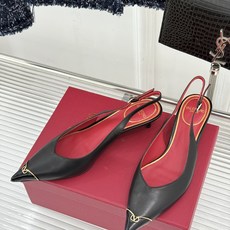Valentino/华伦天奴26WF新品尖头猫跟后空凉鞋尖头线条勾勒足间精致轮廓小V金标点睛鞋头小猫跟稳 Valentino/华伦天奴26WF新品尖头猫跟后空凉鞋尖头线条勾勒足间精致轮廓小V金标点睛鞋头小猫跟稳