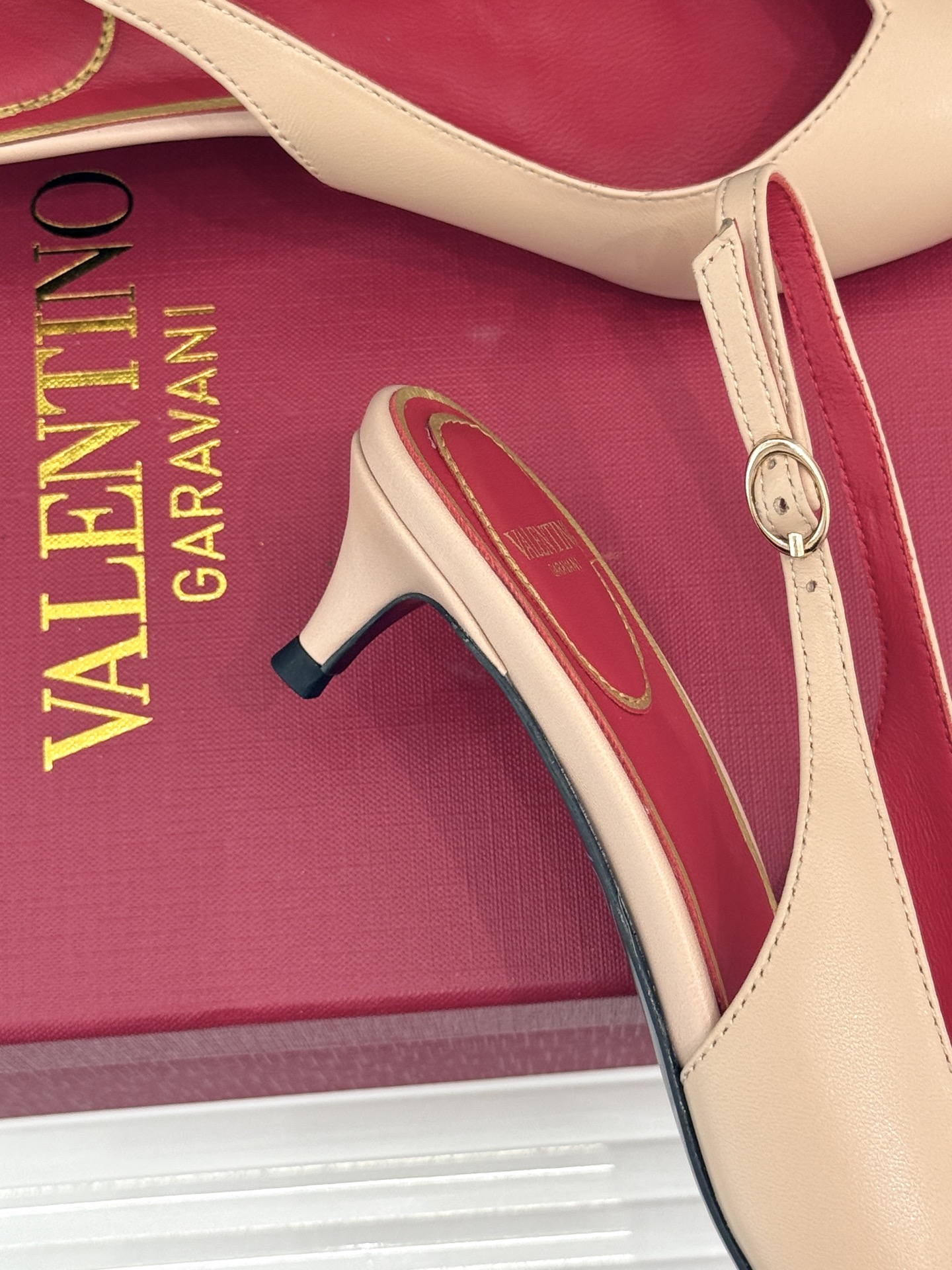 Valentino/华伦天奴26WF新品尖头猫跟后空凉鞋尖头线条勾勒足间精致轮廓小V金标点睛鞋头小猫跟稳