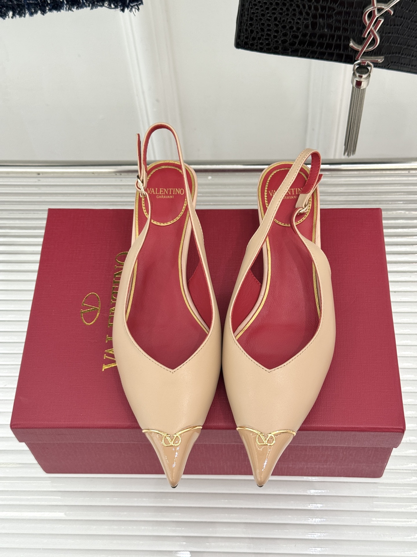 Valentino/华伦天奴26WF新品尖头猫跟后空凉鞋尖头线条勾勒足间精致轮廓小V金标点睛鞋头小猫跟稳