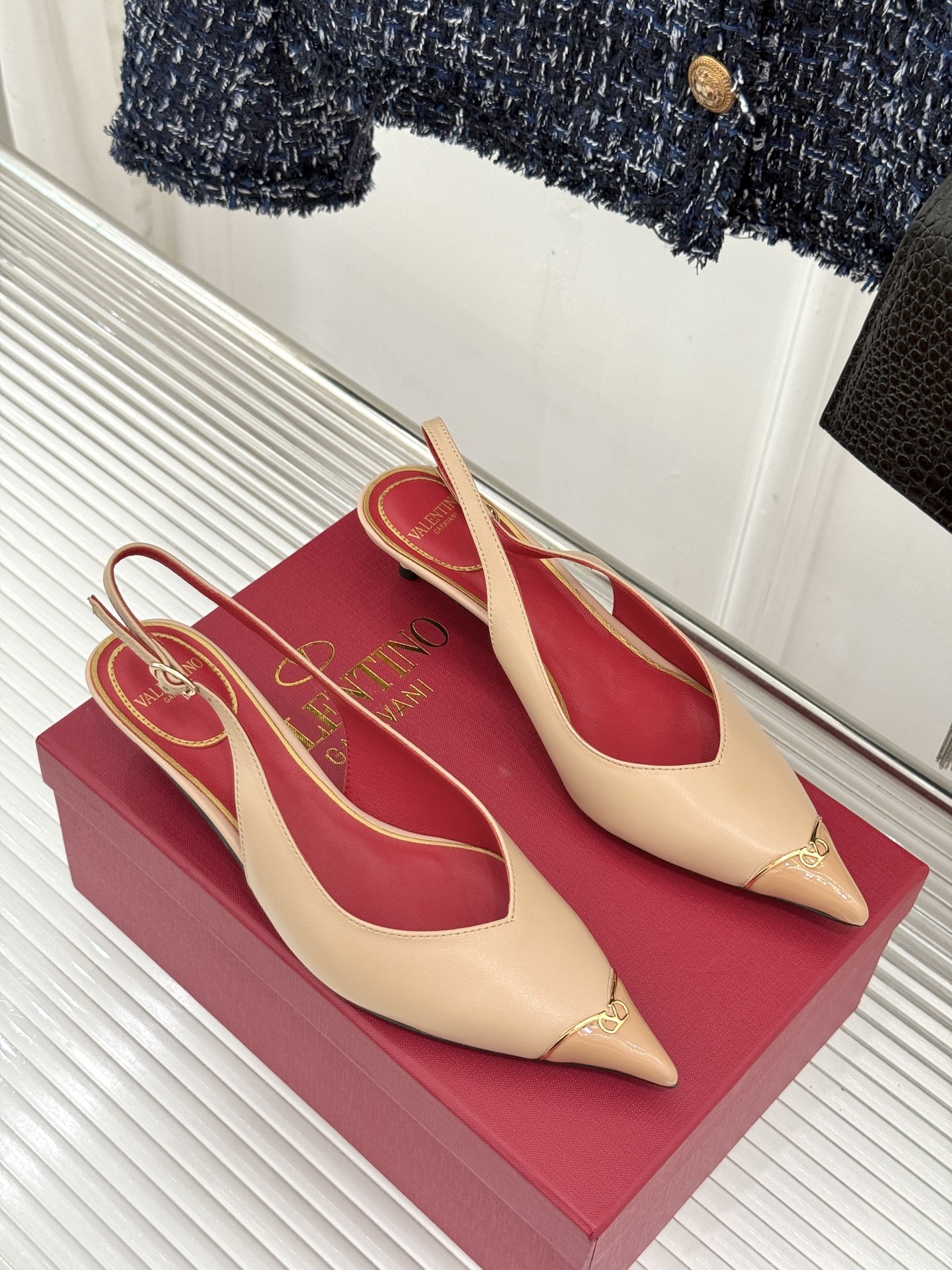 Valentino/华伦天奴26WF新品尖头猫跟后空凉鞋尖头线条勾勒足间精致轮廓小V金标点睛鞋头小猫跟稳