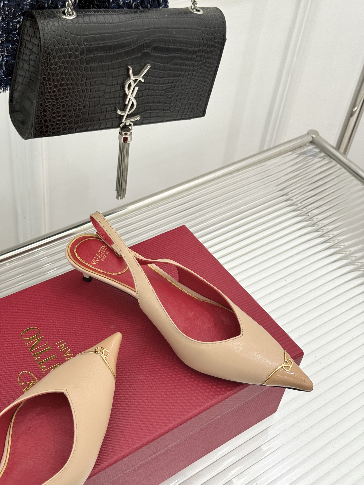 Valentino/华伦天奴26WF新品尖头猫跟后空凉鞋尖头线条勾勒足间精致轮廓小V金标点睛鞋头小猫跟稳