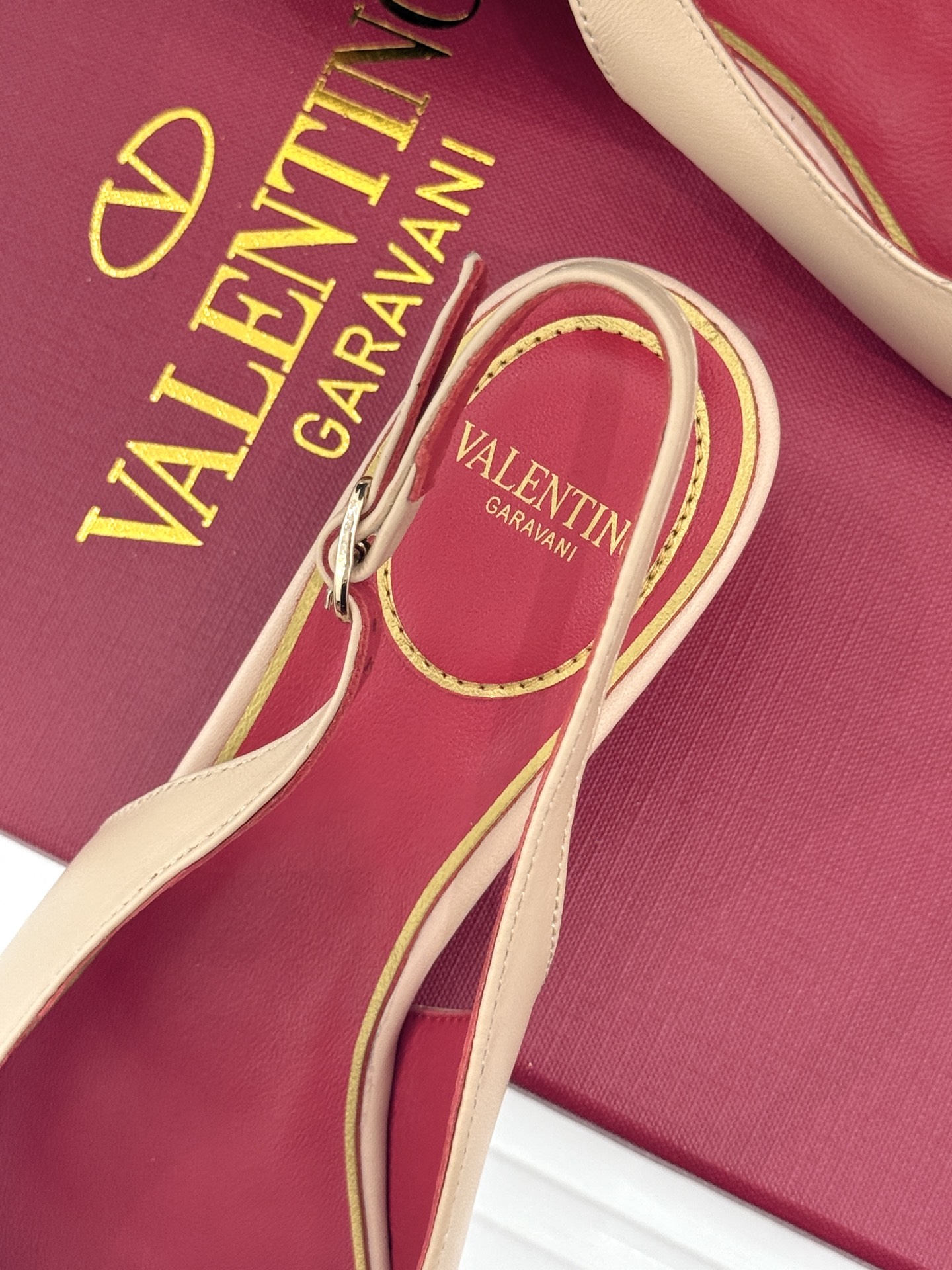Valentino/华伦天奴26WF新品尖头猫跟后空凉鞋尖头线条勾勒足间精致轮廓小V金标点睛鞋头小猫跟稳