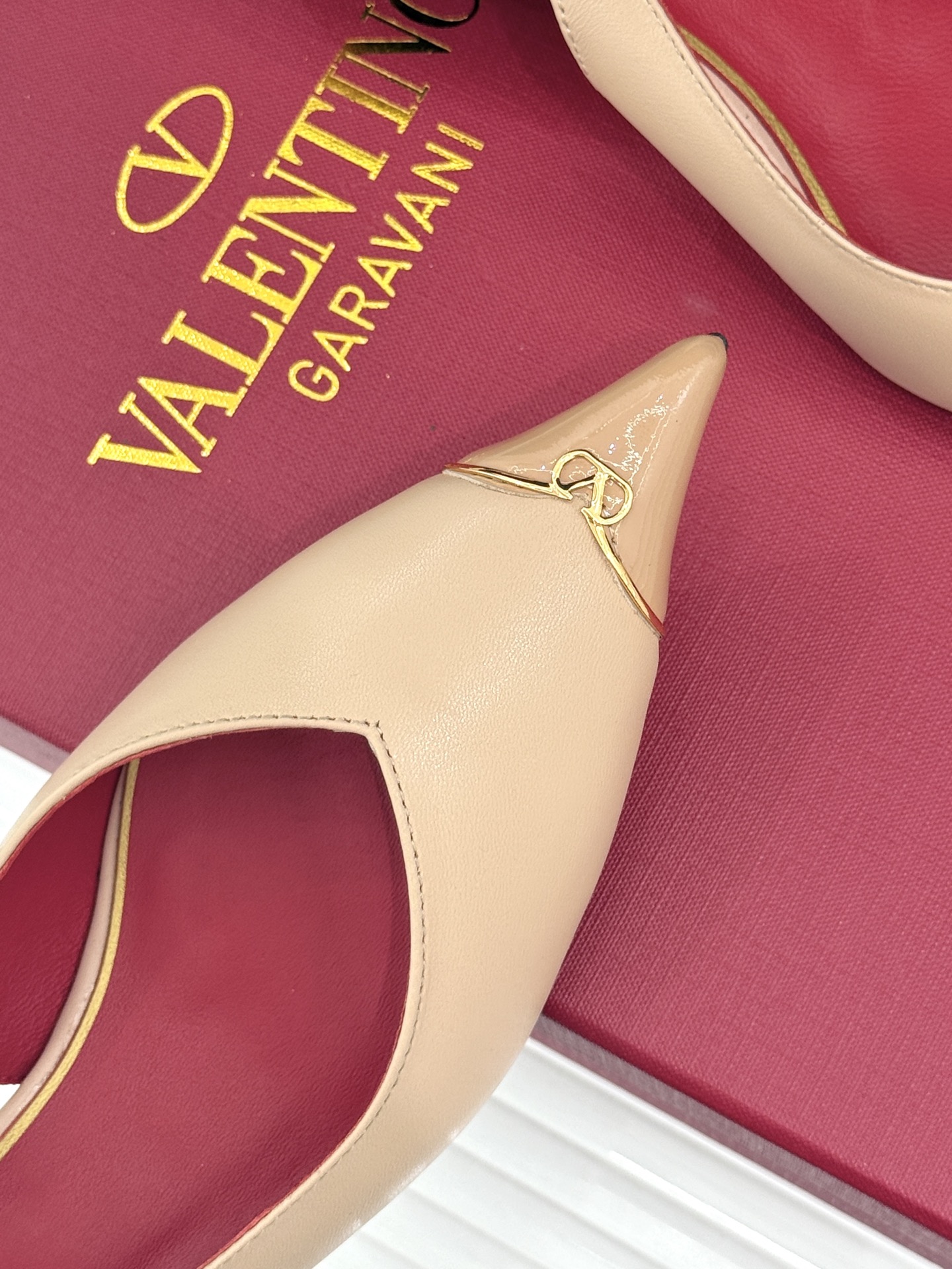 Valentino/华伦天奴26WF新品尖头猫跟后空凉鞋尖头线条勾勒足间精致轮廓小V金标点睛鞋头小猫跟稳