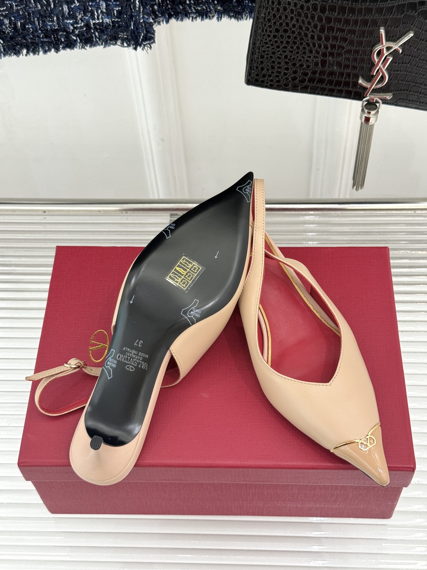 Valentino/华伦天奴26WF新品尖头猫跟后空凉鞋尖头线条勾勒足间精致轮廓小V金标点睛鞋头小猫跟稳