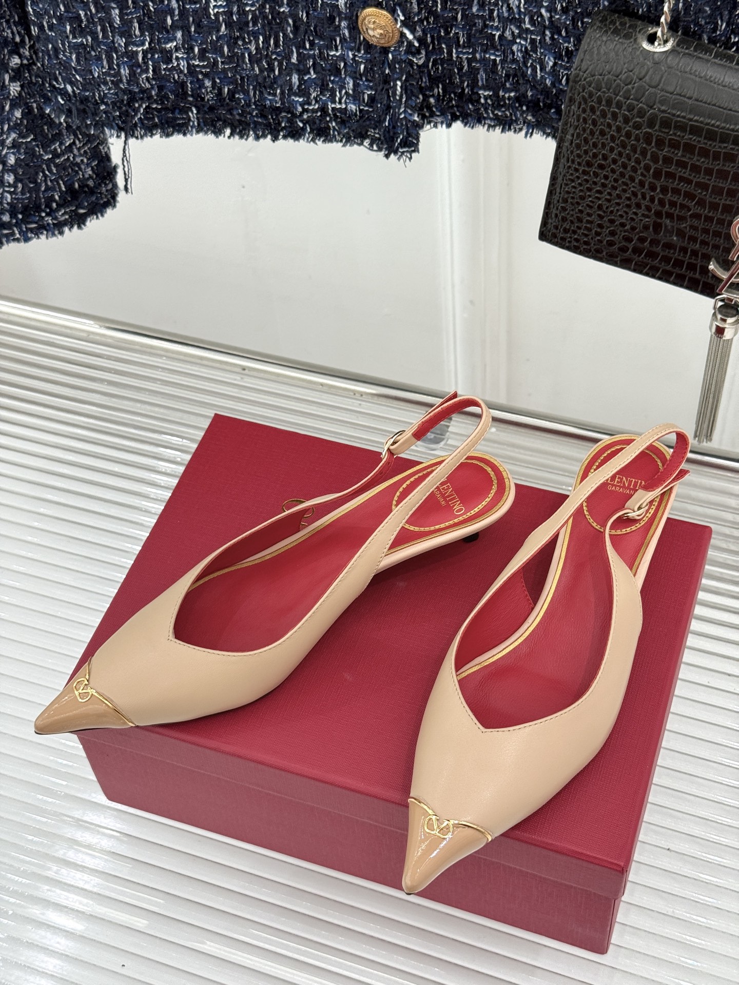 Valentino/华伦天奴26WF新品尖头猫跟后空凉鞋尖头线条勾勒足间精致轮廓小V金标点睛鞋头小猫跟稳