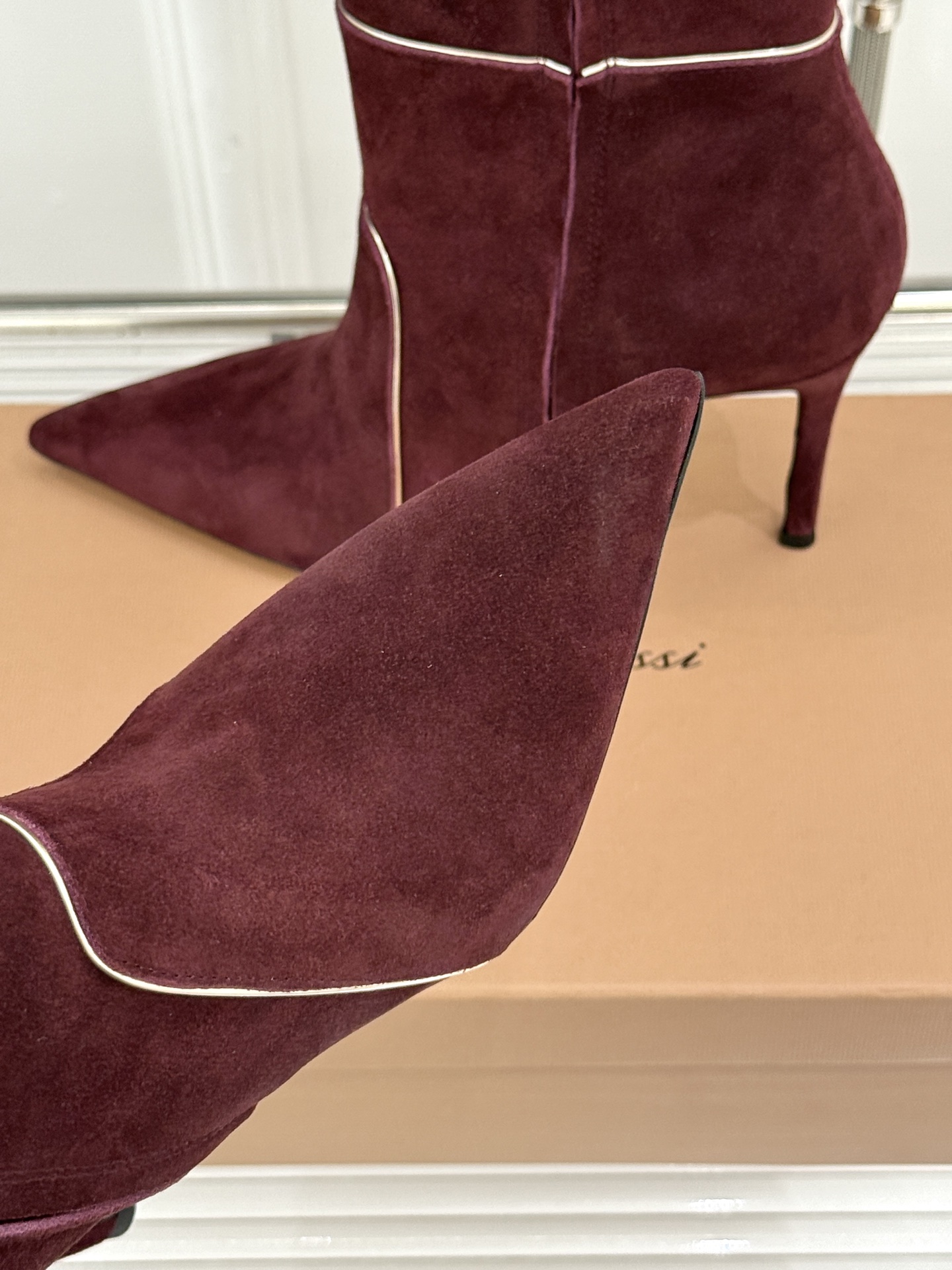 Gianvito Rossi 26WF秋冬新品尖头复古拼接细跟高跟短靴长靴复古拼接重塑尖头格调细高跟撑起