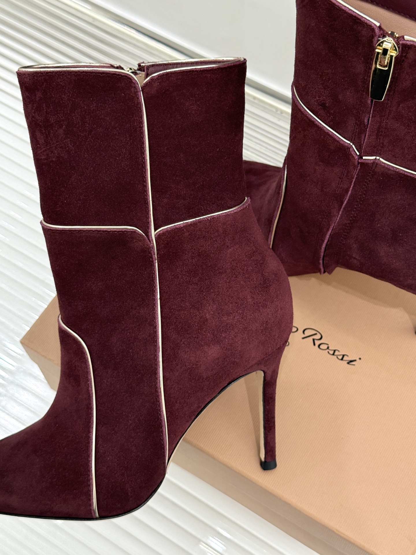 Gianvito Rossi 26WF秋冬新品尖头复古拼接细跟高跟短靴长靴复古拼接重塑尖头格调细高跟撑起