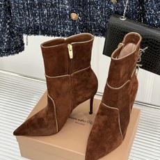 Gianvito Rossi 26WF秋冬新品尖头复古拼接细跟高跟短靴长靴复古拼接重塑尖头格调细高跟撑起 Gianvito Rossi 26WF秋冬新品尖头复古拼接细跟高跟短靴长靴复古拼接重塑尖头格调细高跟撑起