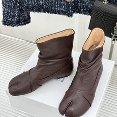 MaisonMargiela|MM6马吉拉复古褶皱分趾低跟短靴分趾设计辨识度拉满解构美学贯穿品牌基因低跟 MaisonMargiela|MM6马吉拉复古褶皱分趾低跟短靴分趾设计辨识度拉满解构美学贯穿品牌基因低跟