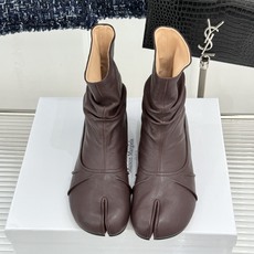 MaisonMargiela|MM6马吉拉复古褶皱分趾低跟短靴分趾设计辨识度拉满解构美学贯穿品牌基因低跟 MaisonMargiela|MM6马吉拉复古褶皱分趾低跟短靴分趾设计辨识度拉满解构美学贯穿品牌基因低跟