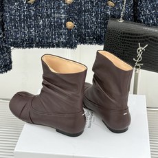 MaisonMargiela|MM6马吉拉复古褶皱分趾低跟短靴分趾设计辨识度拉满解构美学贯穿品牌基因低跟 MaisonMargiela|MM6马吉拉复古褶皱分趾低跟短靴分趾设计辨识度拉满解构美学贯穿品牌基因低跟