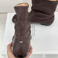 MaisonMargiela|MM6马吉拉复古褶皱分趾低跟短靴分趾设计辨识度拉满解构美学贯穿品牌基因低跟 MaisonMargiela|MM6马吉拉复古褶皱分趾低跟短靴分趾设计辨识度拉满解构美学贯穿品牌基因低跟