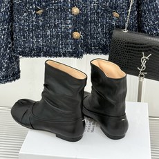 MaisonMargiela|MM6马吉拉复古褶皱分趾低跟短靴分趾设计辨识度拉满解构美学贯穿品牌基因低跟 MaisonMargiela|MM6马吉拉复古褶皱分趾低跟短靴分趾设计辨识度拉满解构美学贯穿品牌基因低跟
