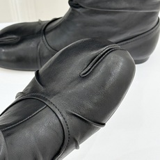 MaisonMargiela|MM6马吉拉复古褶皱分趾低跟短靴分趾设计辨识度拉满解构美学贯穿品牌基因低跟 MaisonMargiela|MM6马吉拉复古褶皱分趾低跟短靴分趾设计辨识度拉满解构美学贯穿品牌基因低跟