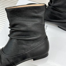 MaisonMargiela|MM6马吉拉复古褶皱分趾低跟短靴分趾设计辨识度拉满解构美学贯穿品牌基因低跟 MaisonMargiela|MM6马吉拉复古褶皱分趾低跟短靴分趾设计辨识度拉满解构美学贯穿品牌基因低跟