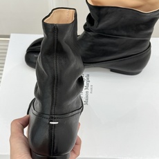 MaisonMargiela|MM6马吉拉复古褶皱分趾低跟短靴分趾设计辨识度拉满解构美学贯穿品牌基因低跟 MaisonMargiela|MM6马吉拉复古褶皱分趾低跟短靴分趾设计辨识度拉满解构美学贯穿品牌基因低跟