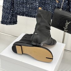 MaisonMargiela|MM6马吉拉复古褶皱分趾低跟短靴分趾设计辨识度拉满解构美学贯穿品牌基因低跟 MaisonMargiela|MM6马吉拉复古褶皱分趾低跟短靴分趾设计辨识度拉满解构美学贯穿品牌基因低跟