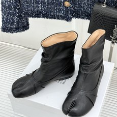 MaisonMargiela|MM6马吉拉复古褶皱分趾低跟短靴分趾设计辨识度拉满解构美学贯穿品牌基因低跟 MaisonMargiela|MM6马吉拉复古褶皱分趾低跟短靴分趾设计辨识度拉满解构美学贯穿品牌基因低跟