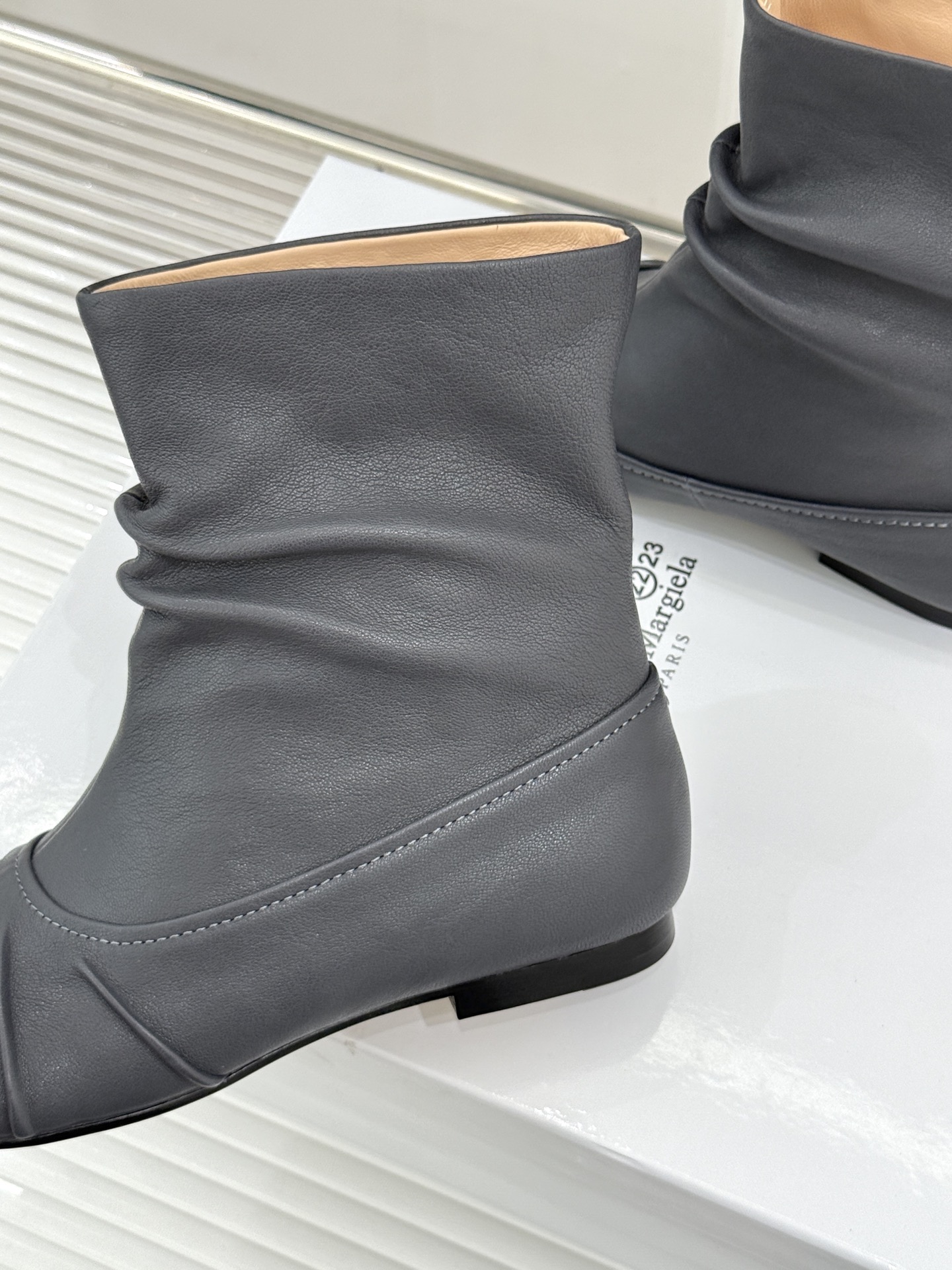 MaisonMargiela｜MM6马吉拉复古褶皱分趾低跟短靴分趾设计辨识度拉满解构美学贯穿品牌基因低跟