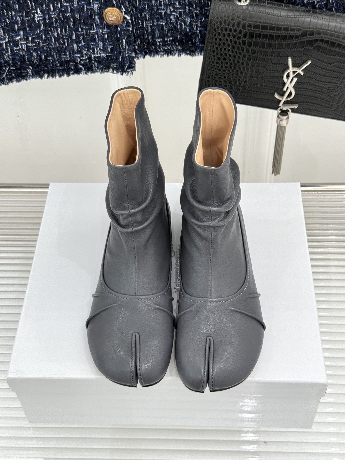 MaisonMargiela｜MM6马吉拉复古褶皱分趾低跟短靴分趾设计辨识度拉满解构美学贯穿品牌基因低跟