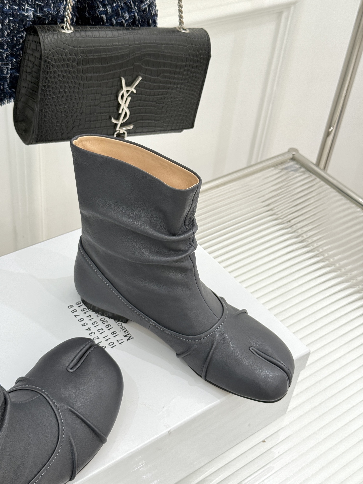 MaisonMargiela｜MM6马吉拉复古褶皱分趾低跟短靴分趾设计辨识度拉满解构美学贯穿品牌基因低跟