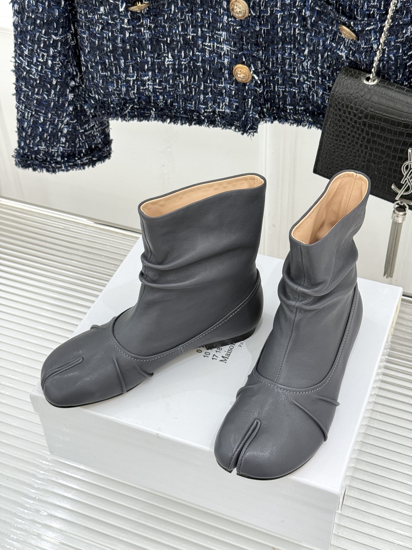 MaisonMargiela｜MM6马吉拉复古褶皱分趾低跟短靴分趾设计辨识度拉满解构美学贯穿品牌基因低跟