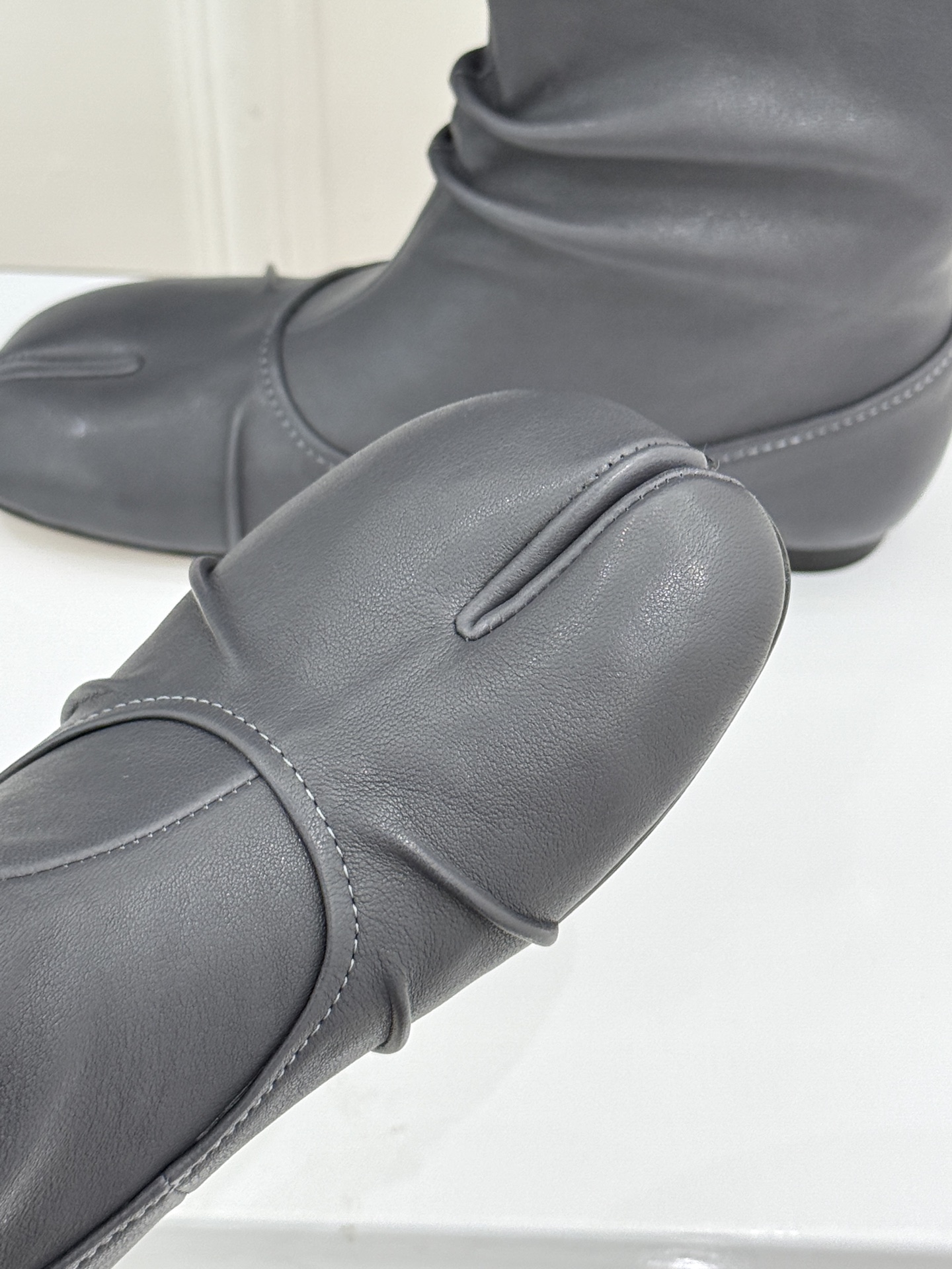 MaisonMargiela｜MM6马吉拉复古褶皱分趾低跟短靴分趾设计辨识度拉满解构美学贯穿品牌基因低跟