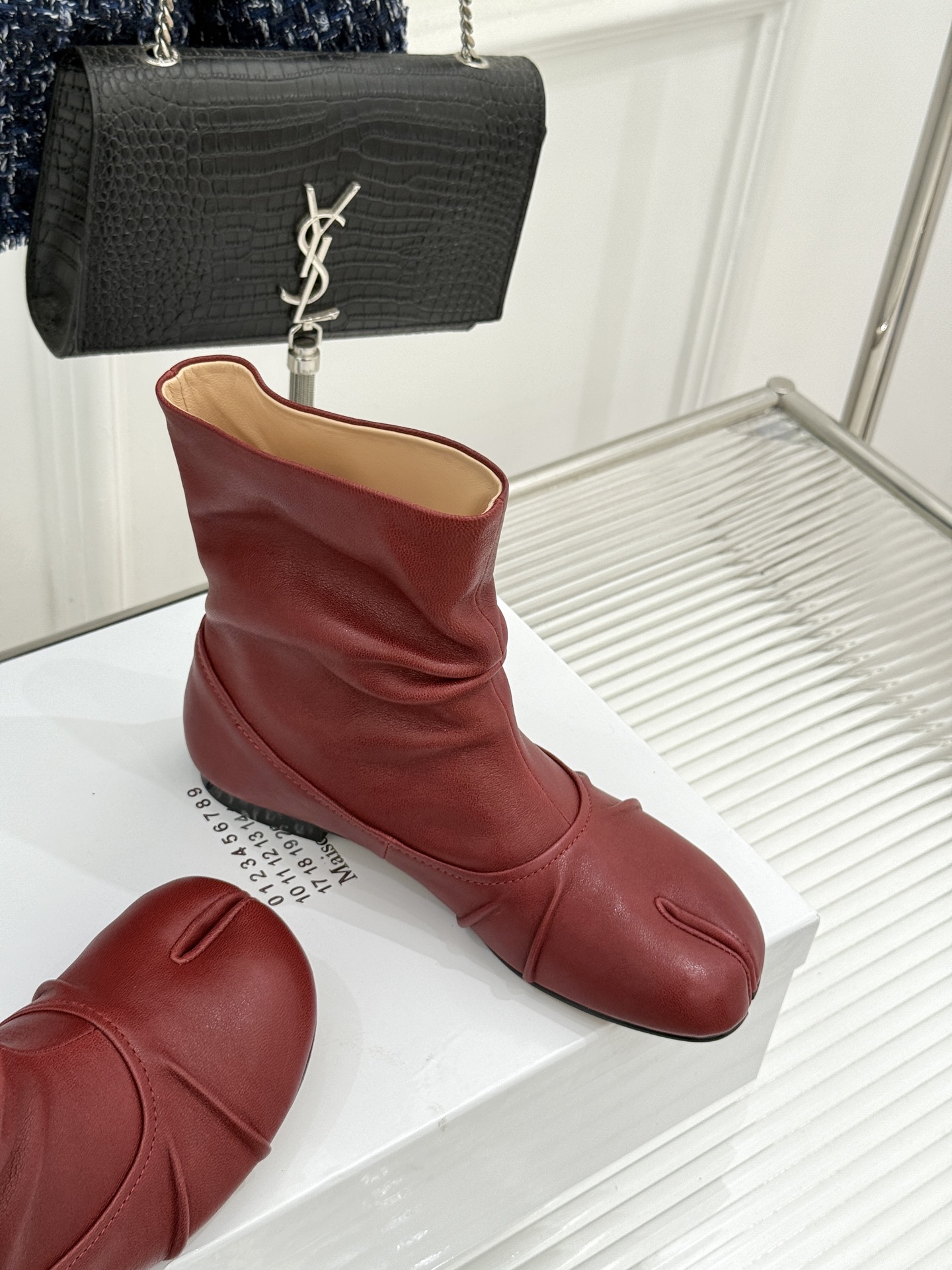 MaisonMargiela｜MM6马吉拉复古褶皱分趾低跟短靴分趾设计辨识度拉满解构美学贯穿品牌基因低跟